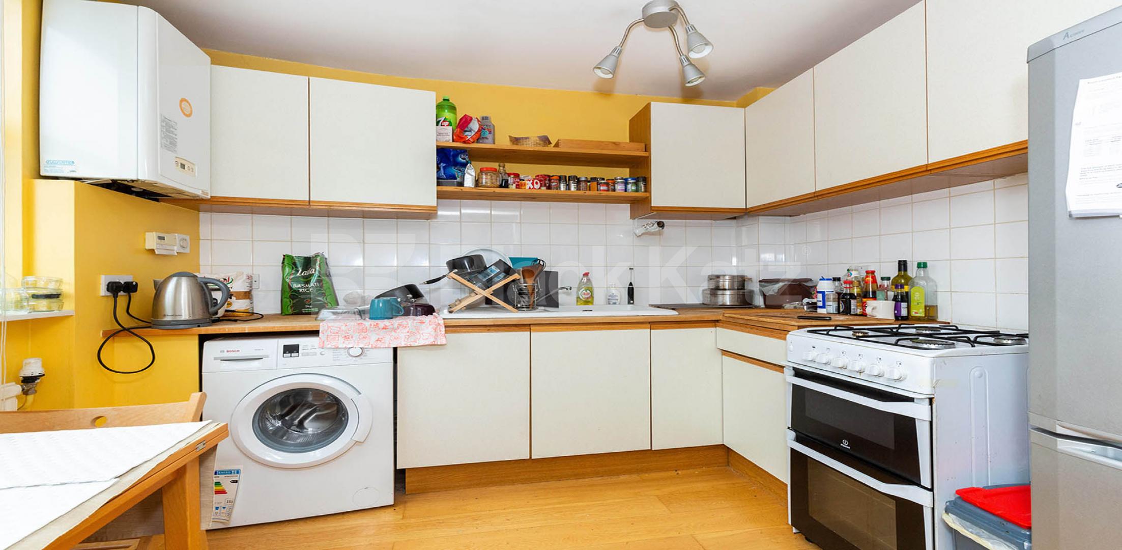 Spacious one bed located within mins to shops and Holloway Tube Tollington Way, Holloway